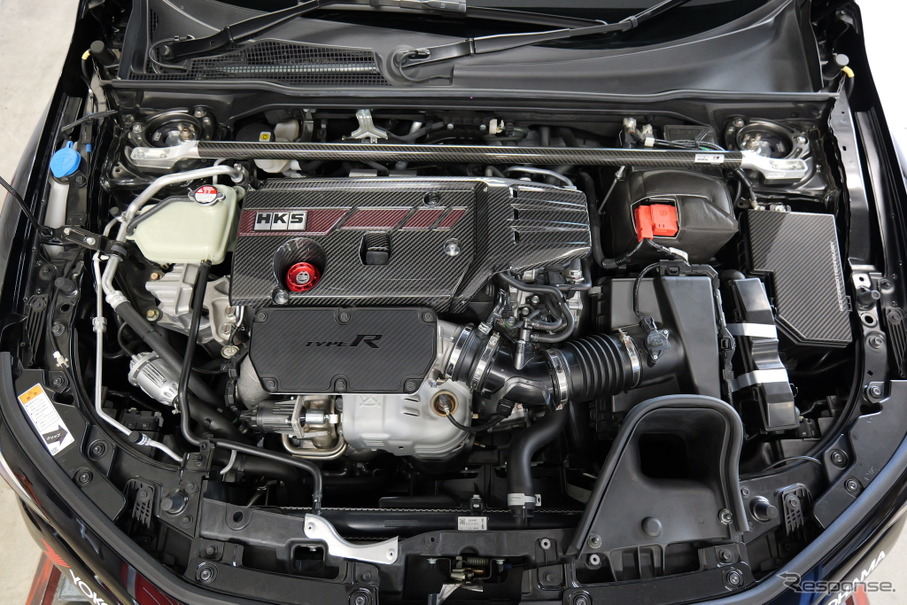 ホンダ・シビックタイプR FL5「カーボンエンジンカバー」「カーボンヒューズボックスカバー」＋「カーボンブレース」装着例