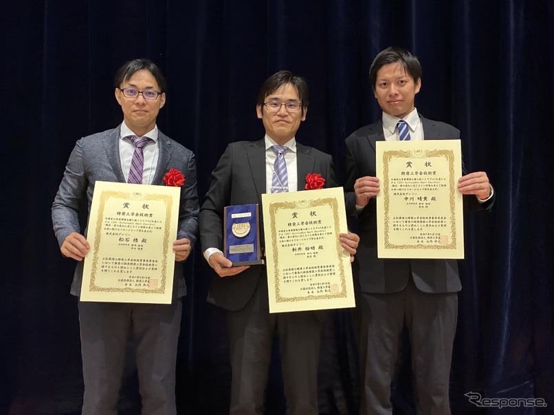 (左から）生産技術部　松石 穂、メカトロニクスシステム製造部　新井 裕明、中川 晴貴の各氏