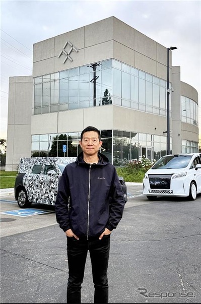 ファラデー・フューチャーのCEOの左後方のプロトタイプがFX4
