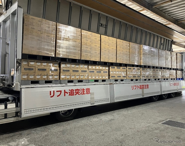 【積み付けの様子】上段：ロート製薬製品　下段：ミルボン製品