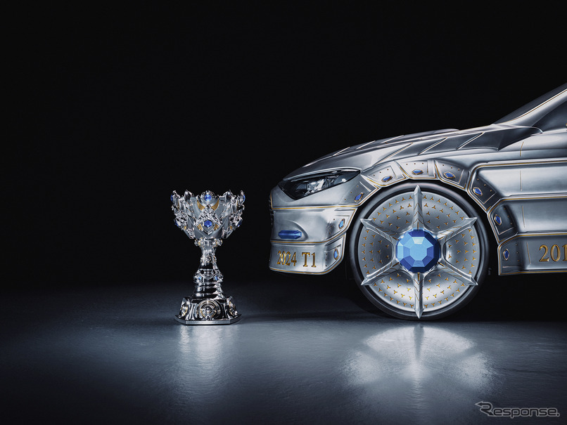 メルセデスベンツ『CLA』新型のアート作品。「リーグ・オブ・レジェンド」世界大会のトロフィーに着想