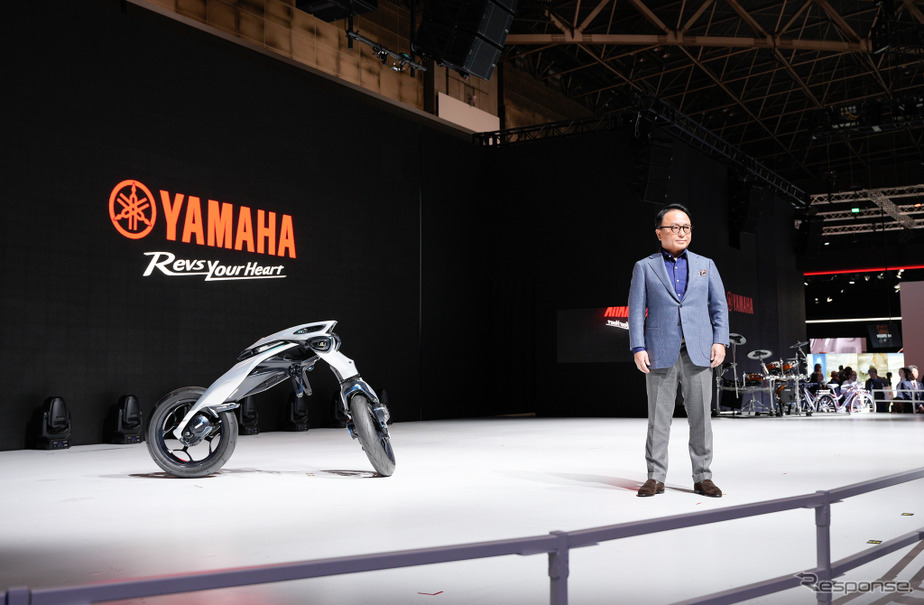 ヤマハ 設楽元文社長とMOTOROiD：Λ（ジャパンモビリティショー2025）
