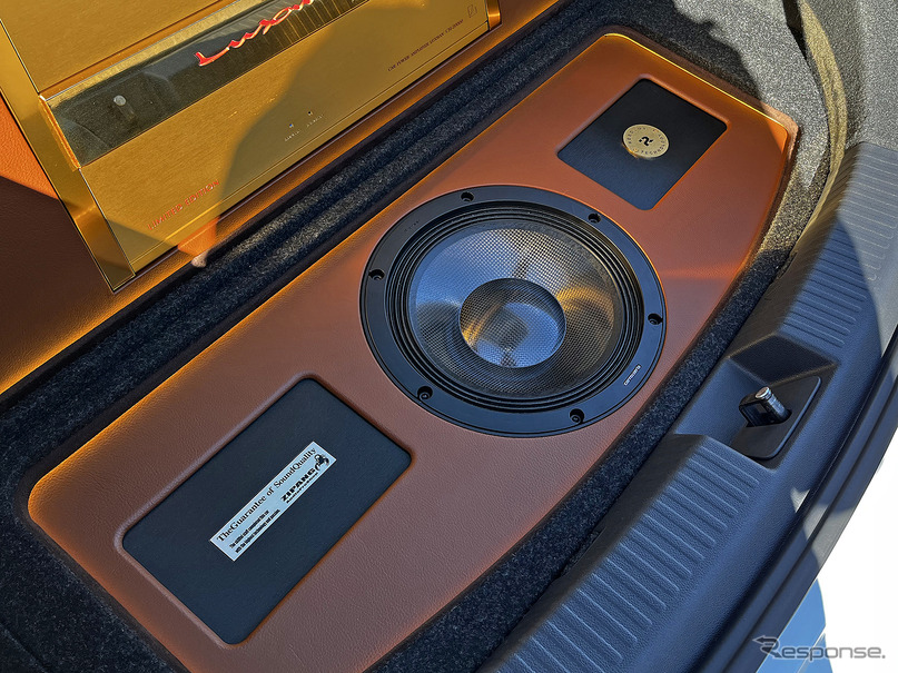 「サブウーファー」が搭載されたオーディオカーの一例（製作ショップ：ジパング＜鳥取県＞）。