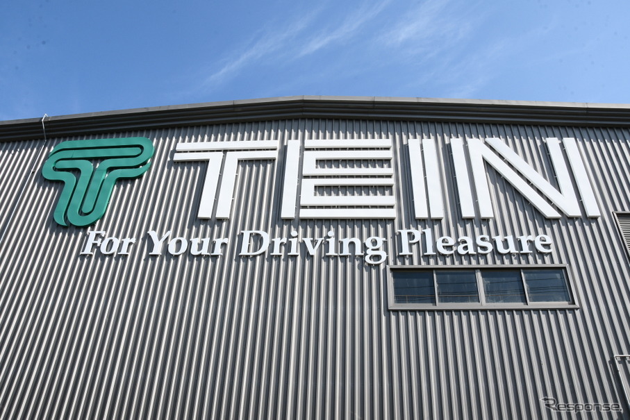 工業団地のなかでひときはめだつ『TEIN』のロゴ