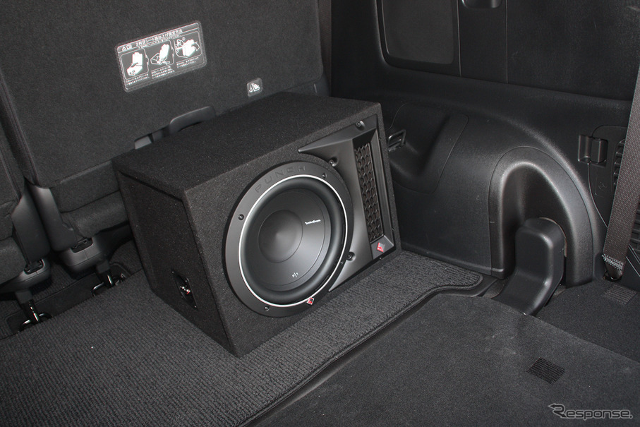 「ボックスサブウーファー(非パワードタイプ)」の取付例(ロックフォードフォズゲート・P1-1x10)。