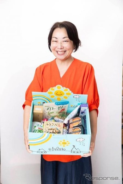 「付き添い生活応援パック」を手にする「キープ・スマイリング」の光原ゆき理事長