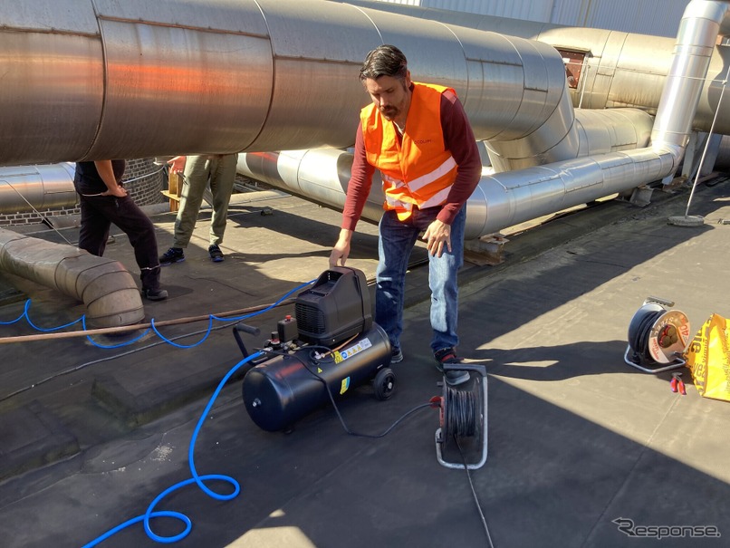 COLIPIがコンプレッサーを用いて、実験用に二酸化炭素を豊富に含む排気ガスを抽出