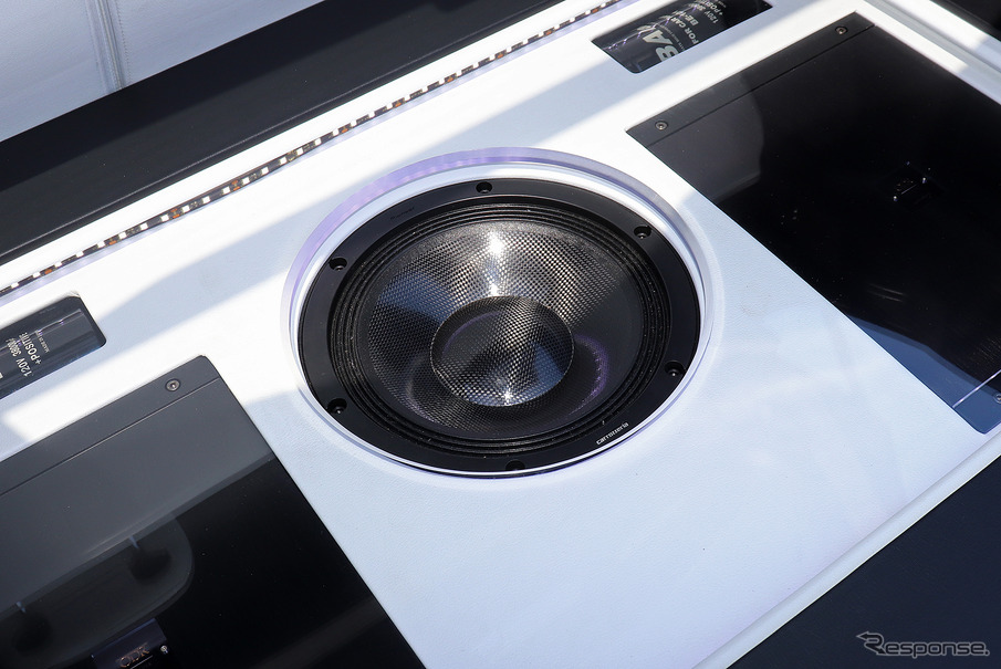 「単体サブウーファー」が搭載されたオーディオカーの一例(製作ショップ:シティロード福山(広島県福山市)。