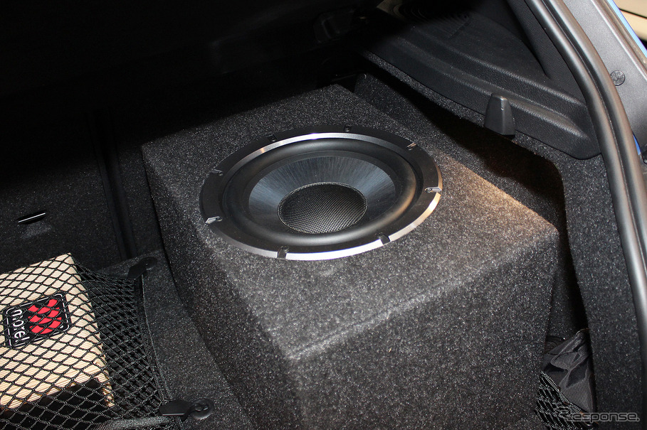 「単体サブウーファー」が搭載されたオーディオカーの一例(製作ショップ:AVカンサイ(大阪府)。