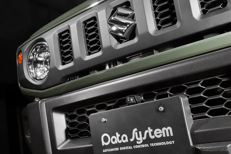 ジムニーの死角対策が超進化！データシステム『マルチVIEWフロントカメラ』の新提案