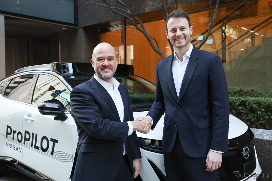 日産のイヴァン・エスピノーサ社長(左)とウェイブ社のアレックス・ケンダルCEO(右)