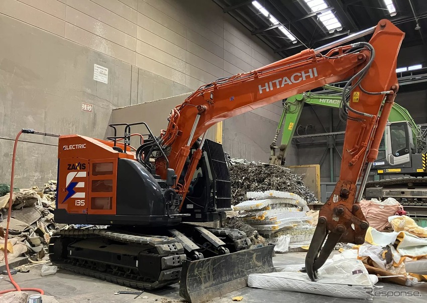 実証試験現場で稼働するバッテリー駆動式ショベルZE135（13tクラス）