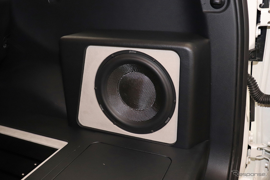 「単体サブウーファー」が搭載されたオーディオカーの一例（製作ショップ：イングラフ（青森県八戸市）。
