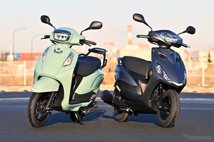 スズキ アドレス125(左)とヤマハ アクシスZ(右)