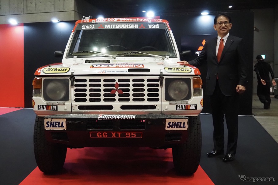 岸浦社長とダカールラリー総合優勝車(1985年。オートモビルカウンシル2026)