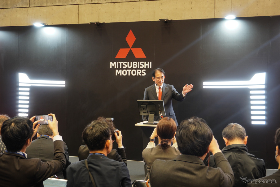「新型クロスカントリーSUV」を予告する岸浦新社長の背景には新しい「パジェロの顔」」を匂わせるパネルが