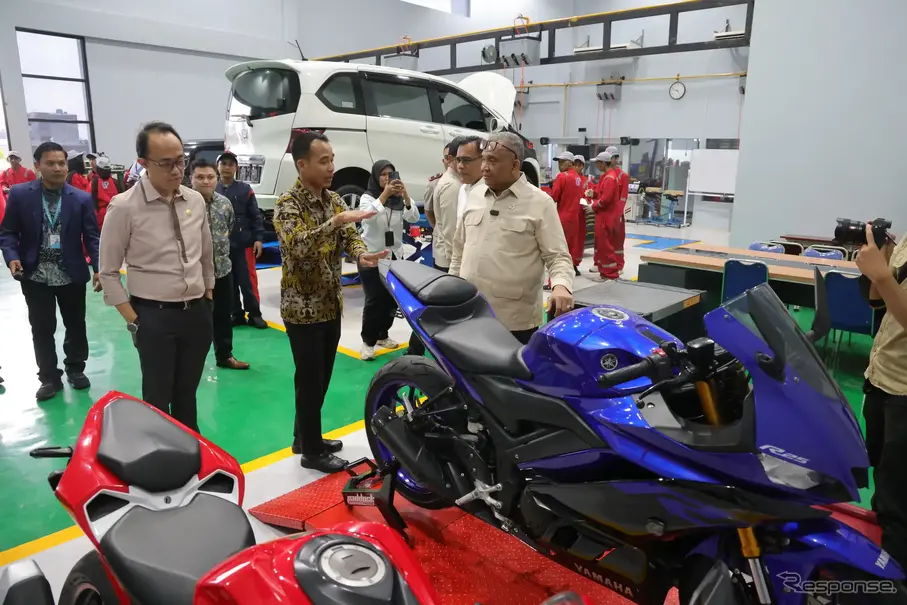 インドネシア労働省のアフリアンシャー・ヌール副大臣が、アプティグローバルのインドネシア国内で運営する学校2校を視察