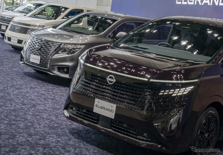 日産 エルグランド 新型(右)と歴代モデル