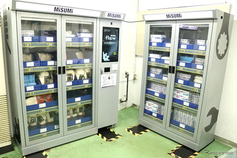 場内に設置した自販機、種類・サイズ別に手袋を収納