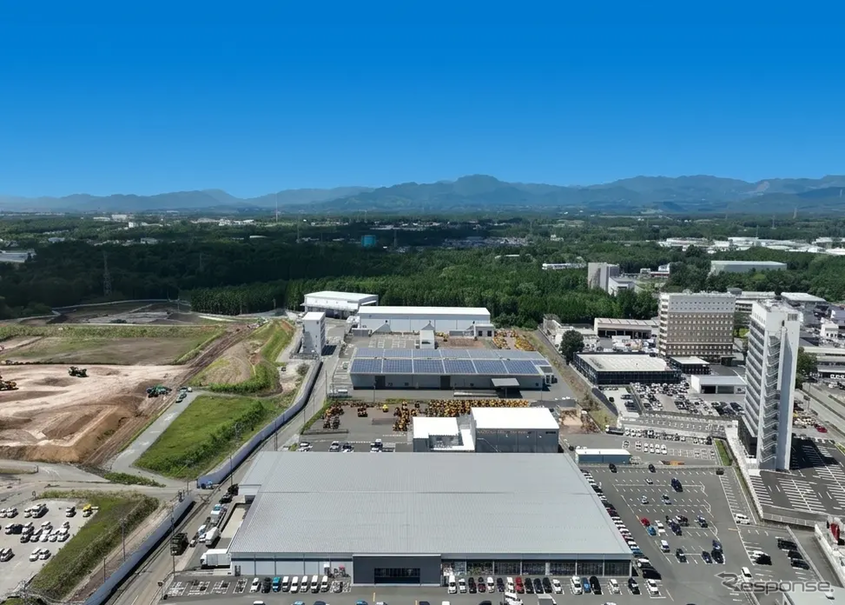 TSMC第二工場(左)と、隣接する永井運送の物流エリア(中央)