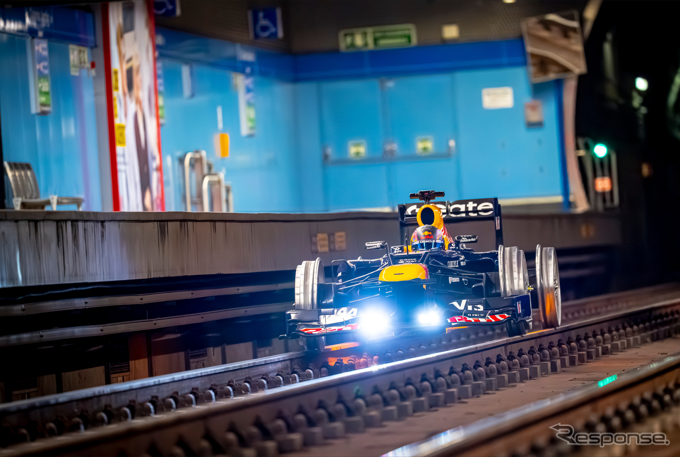 レッドブルRB8がマドリード地下鉄の線路を初走行