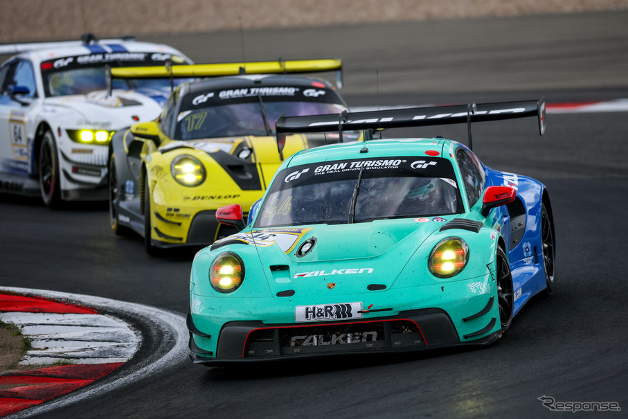優勝した44号車（後方は総合2位の17号車）