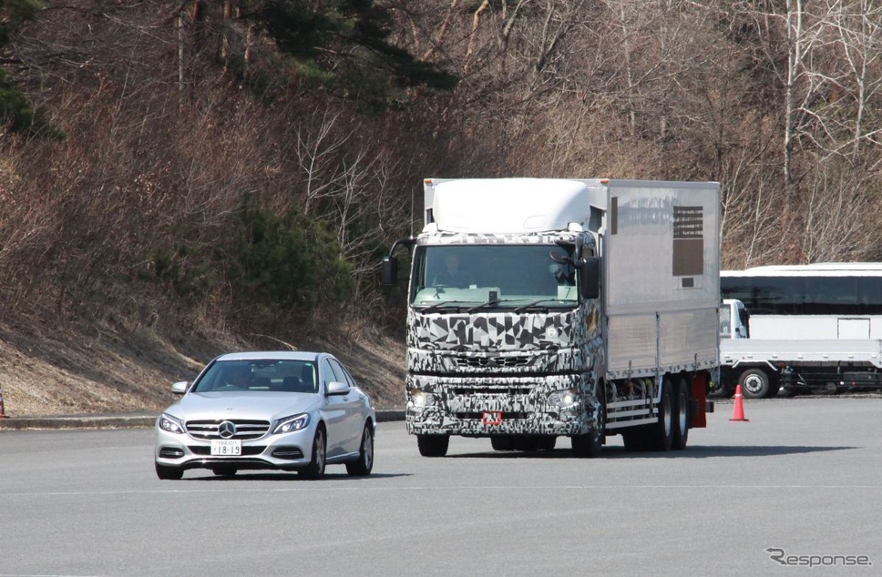 乗用車でいうところのアダプティブクルーズコントロールのデモ