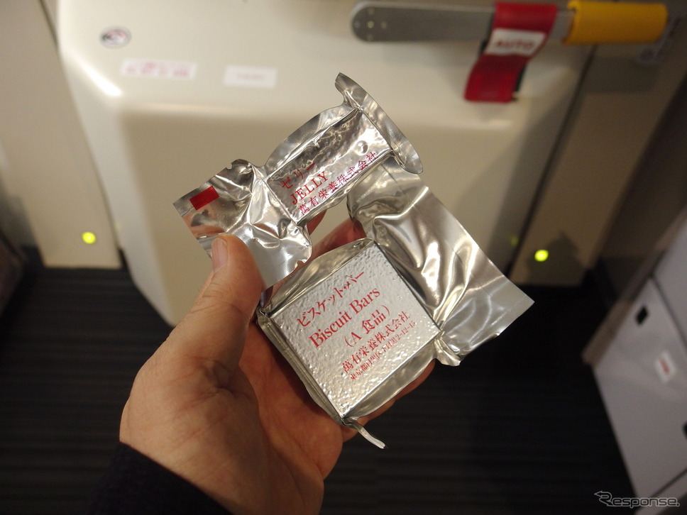 これが1人前1日分の食料。搭載重量やスペースに限りがある航空機では非常食もコンパクトだ。