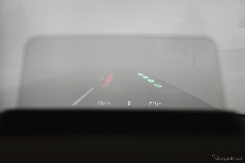 ヘッドアップディスプレイでも対向車や車線キープなど運転に必要な情報に絞って表示してくれる