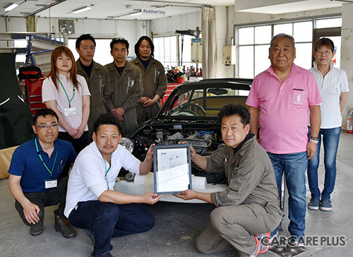 2019年4月に行われた「クラシックカーガレージ認証」授賞式の様子。取得は長野県岡谷市の郷田鈑金。マツダ、ヤナセに続いて、民間修理工場では初取得。