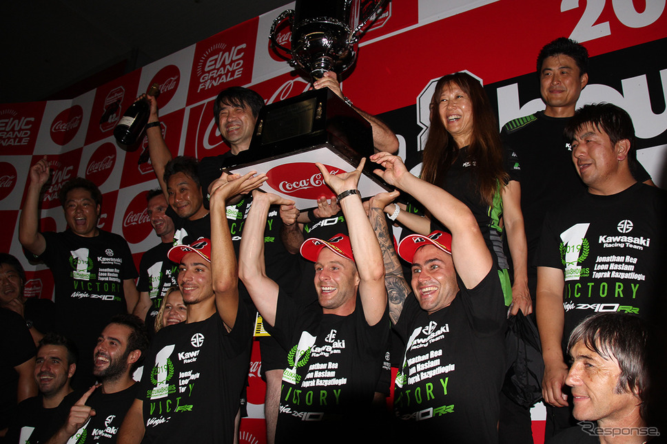 優勝したNo.10 Kawasaki Racing Teamによる記念撮影