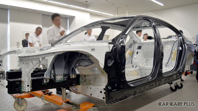 セミナー会場(BMW Group アカデミー幕張)には、ボディの骨組みがあり、磁石を使って素材の違いを確認できた
