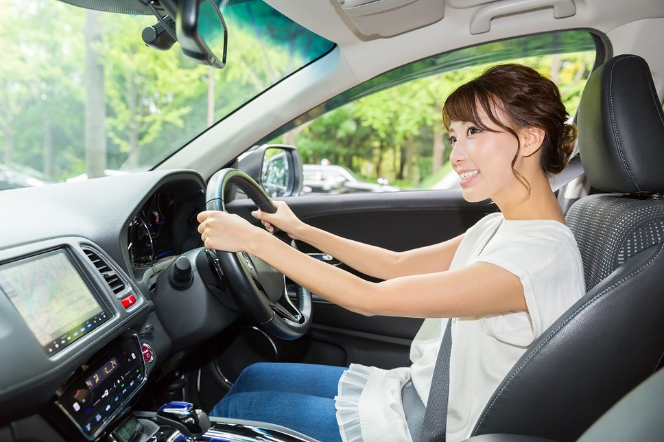 自動車を運転する女性