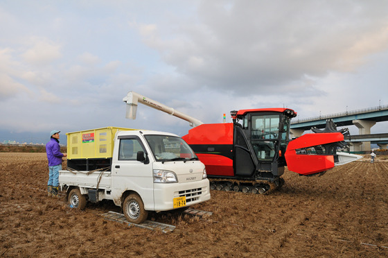 自動運転コンバイン&モミ運搬車