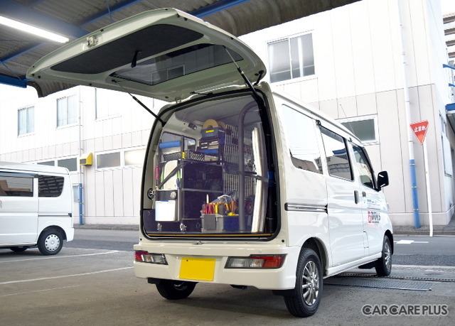 出張施工は全山陰・山陽をサポート。自動車ガラスの修理・交換必要な専用ツールが揃うサービスカーで出動する