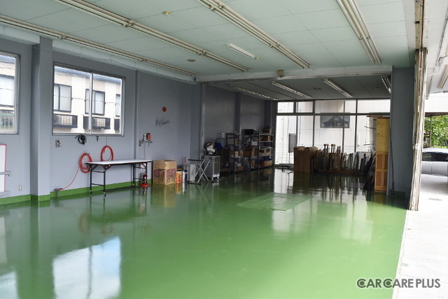 株式会社 光 くるまのガラス屋さん 仙台店には「エーミング」に必要な作業スペースを確保