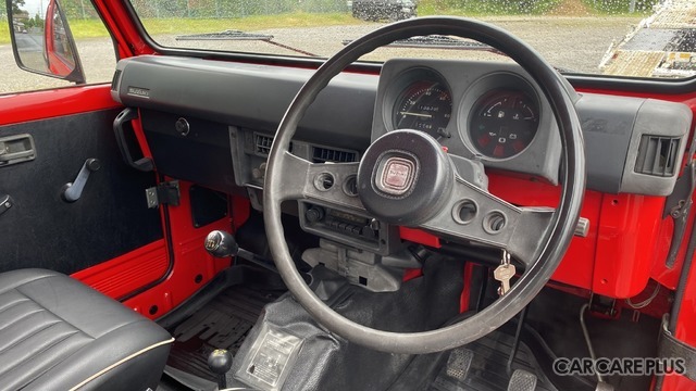 ステアリングをはじめ、室内のドレスアップは最小限。旧車のSJ30でオリジナルを保っているのは、むしろ尊いこと
