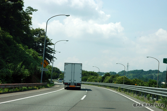 高速道路での飛び石被害を避けるために、充分に車間距離をとって大型車の後ろを走ることなど避けたいもの