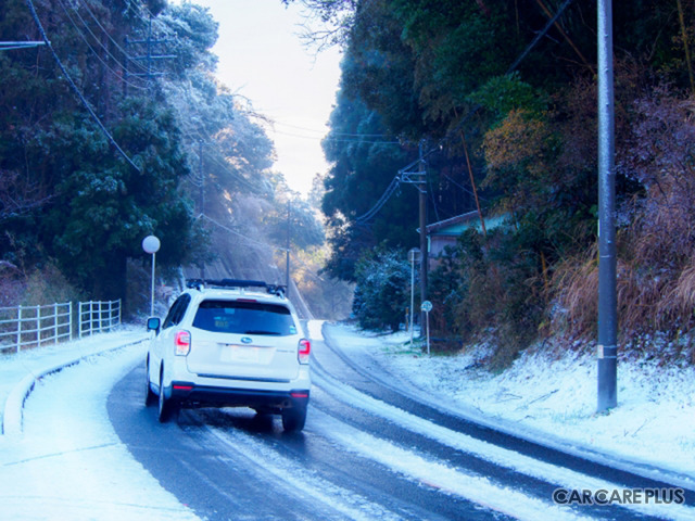 雪道では、凍結防止剤や融雪剤が道路に散布されておりサビの発生を誘発する