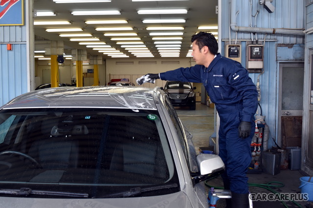 洗車の基本は「上から下」というわけで、ルーフ部分から着手