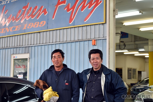 山川社長(右)とスタッフ