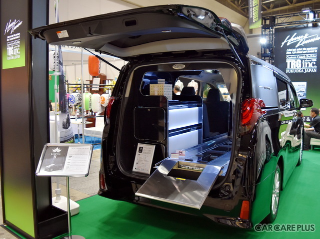 「ロータスII」は搬送と葬儀に兼用できるため、ストレッチャーが積み込めるようにスロープが取り付けられている